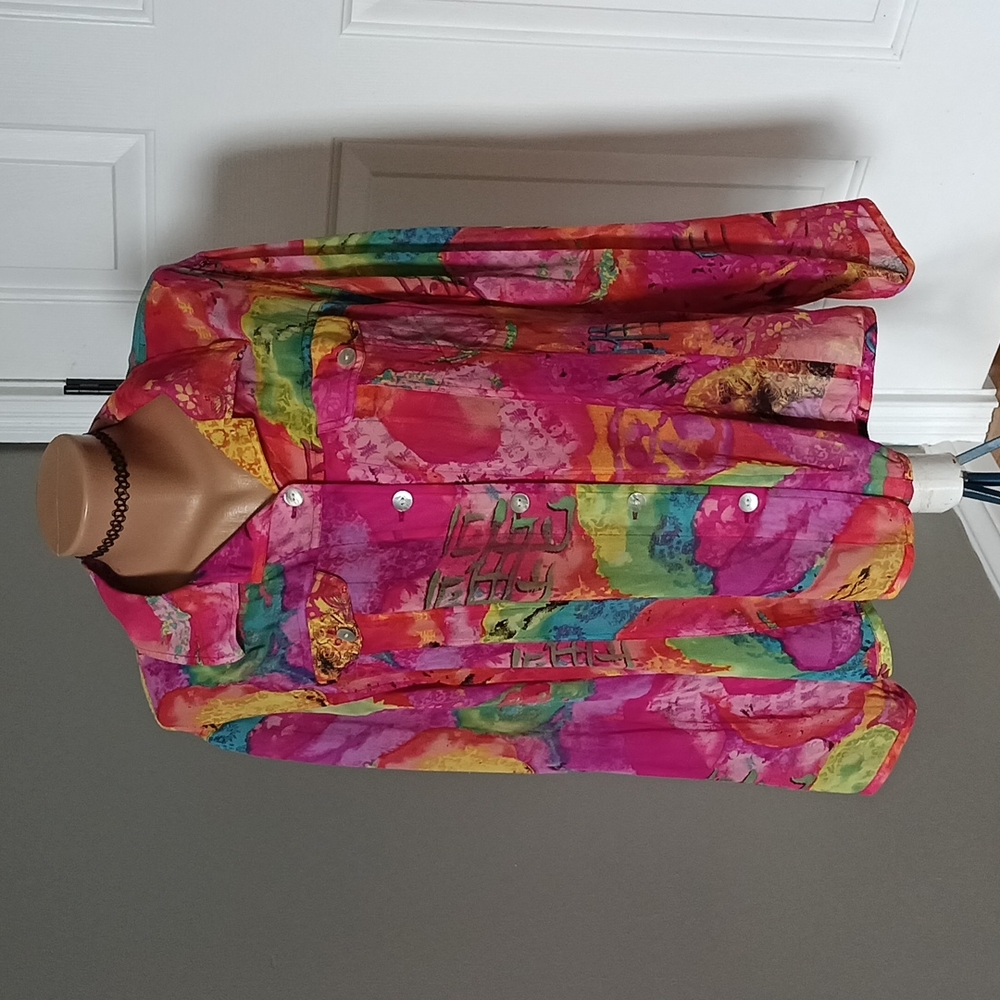 Psychedelic print shirt size small 🍄